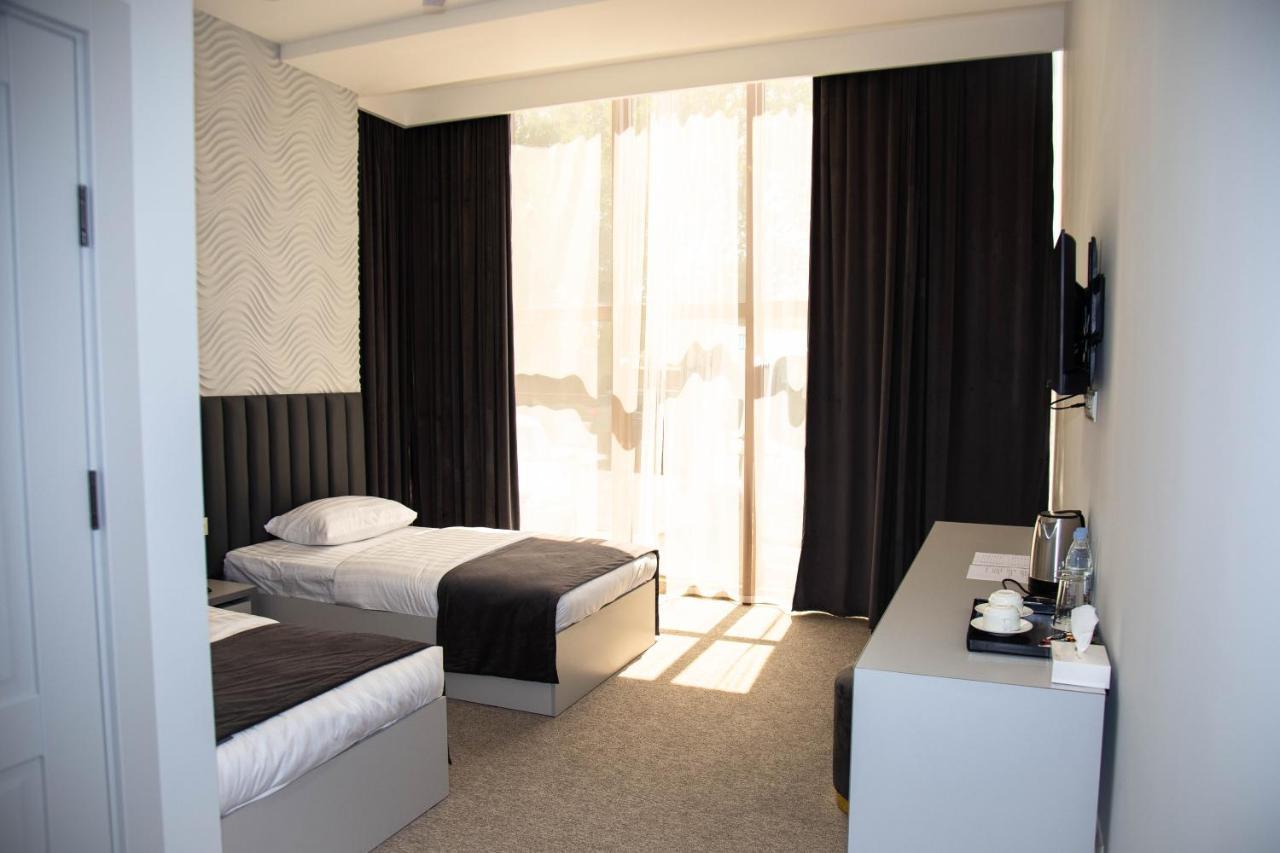 Hotel Port Plaza Evn P'arak'ar Esterno foto
