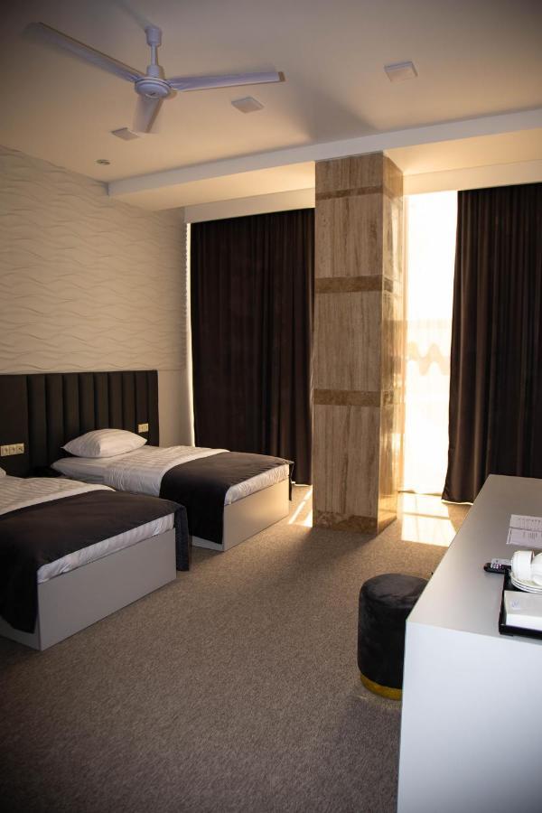Hotel Port Plaza Evn P'arak'ar Esterno foto