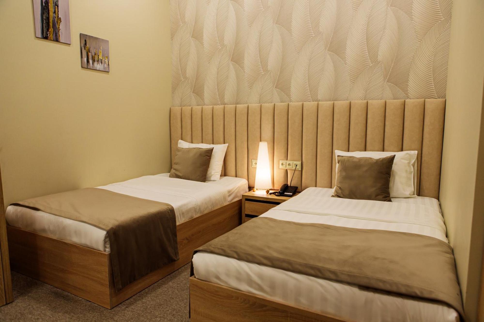 Hotel Port Plaza Evn P'arak'ar Esterno foto