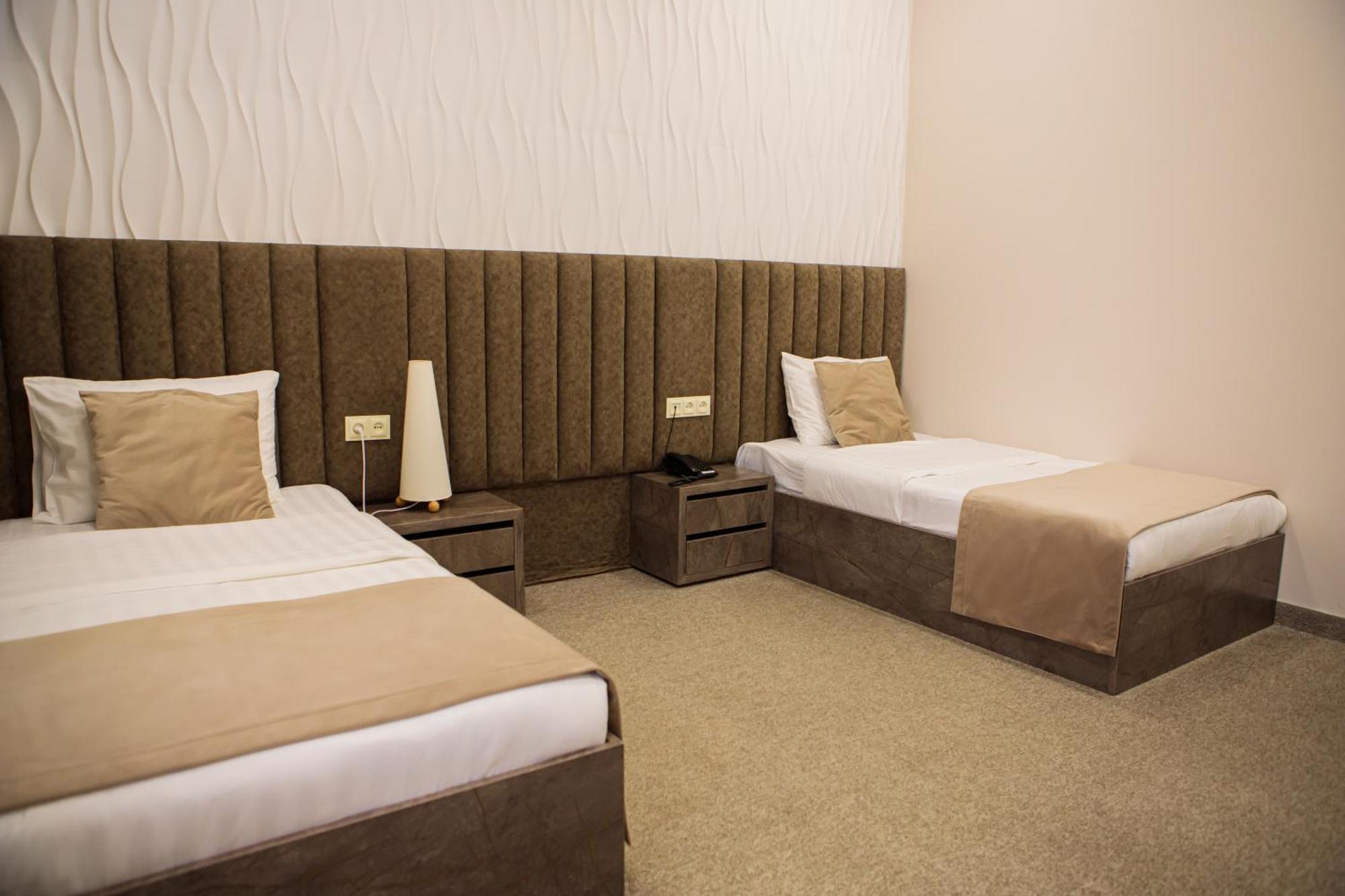 Hotel Port Plaza Evn P'arak'ar Esterno foto