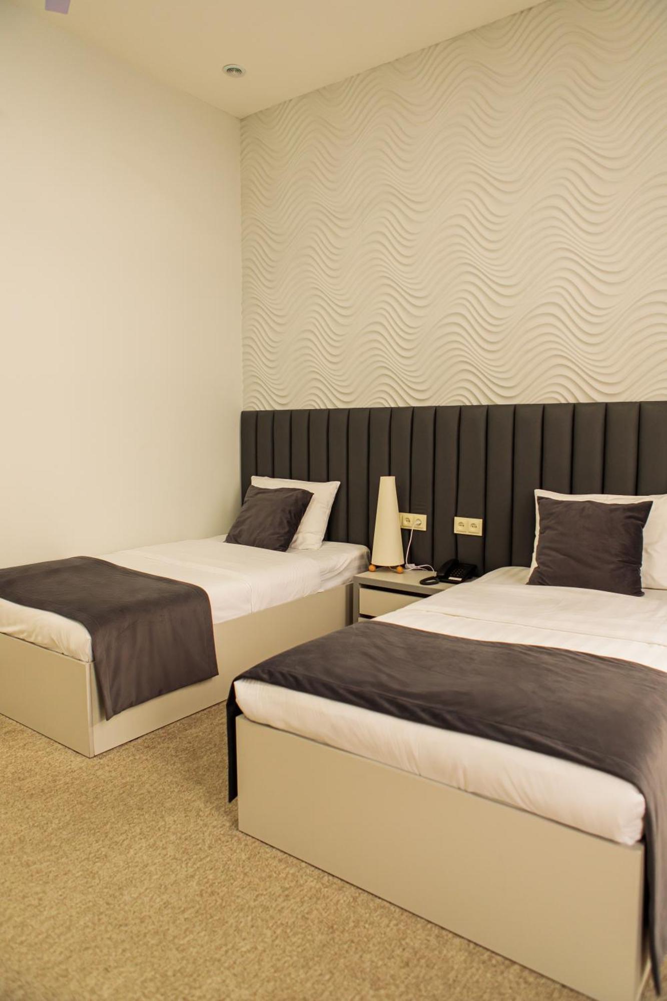 Hotel Port Plaza Evn P'arak'ar Esterno foto