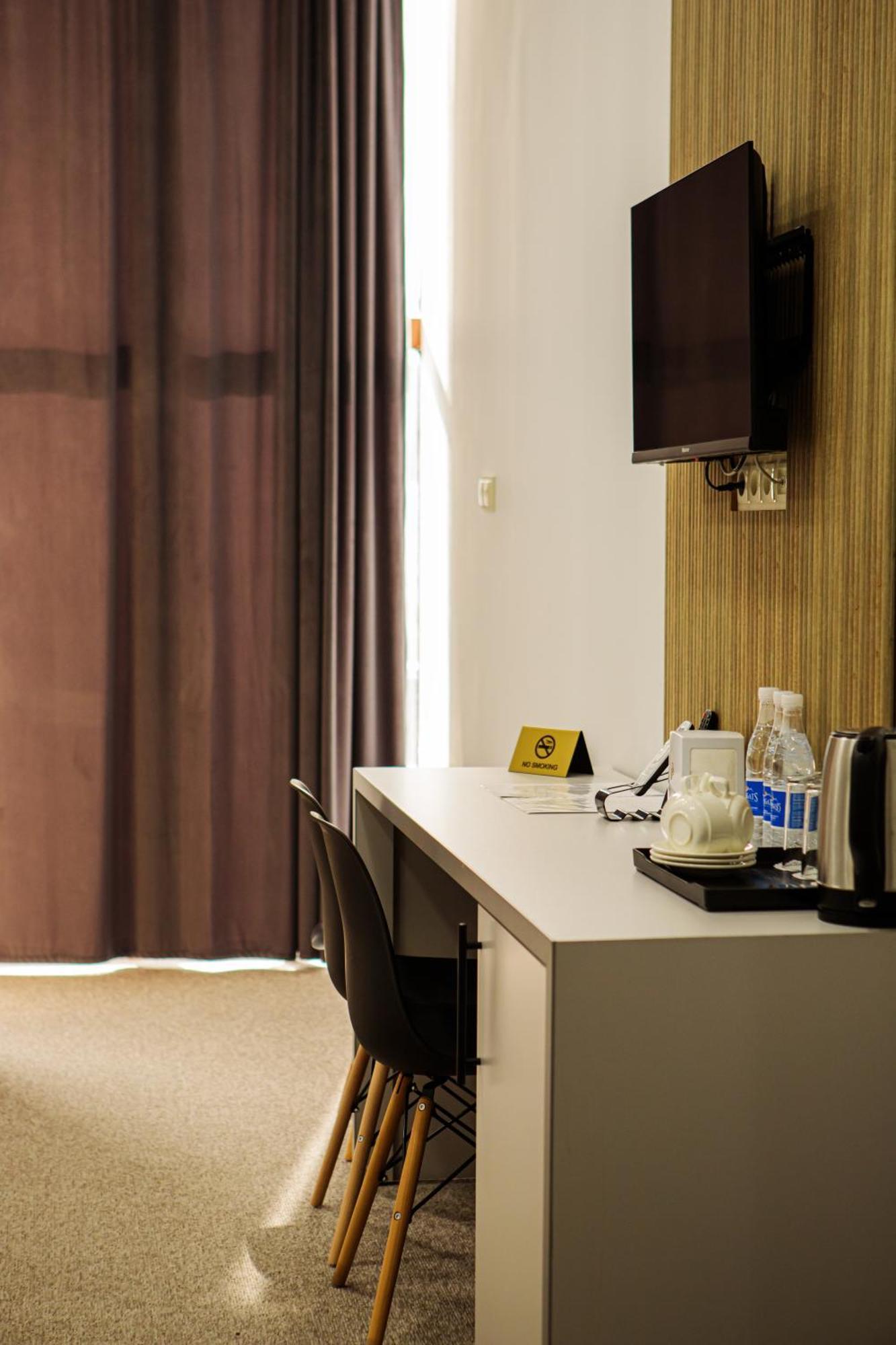 Hotel Port Plaza Evn P'arak'ar Esterno foto